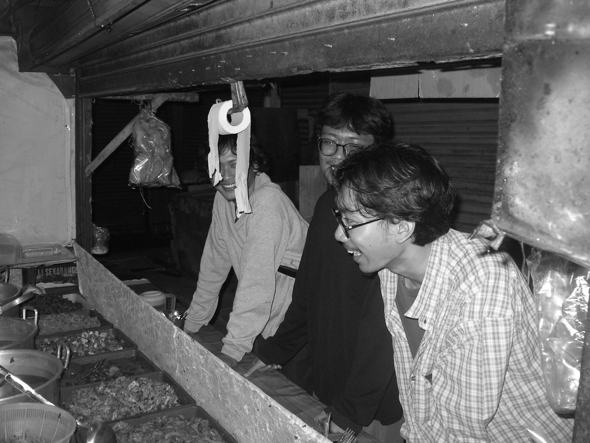 kegiatan warga nonton bin idris