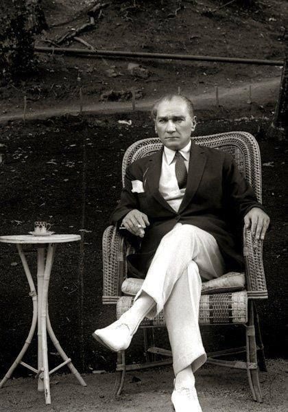 10 Kasım...
Ulu Önder Mustafa Kemal Atatürk’ün aramızdan ayrılışının 87. yılı.
O, bir ulusu küllerinden yeniden var eden, karanlığı ışıkla yıkan, esareti özgürlükle değiştiren bir dehaydı.
İmzaladığı her karar, attığı her adım, kurduğu her cümle; bağımsız, çağdaş, güçlü bir