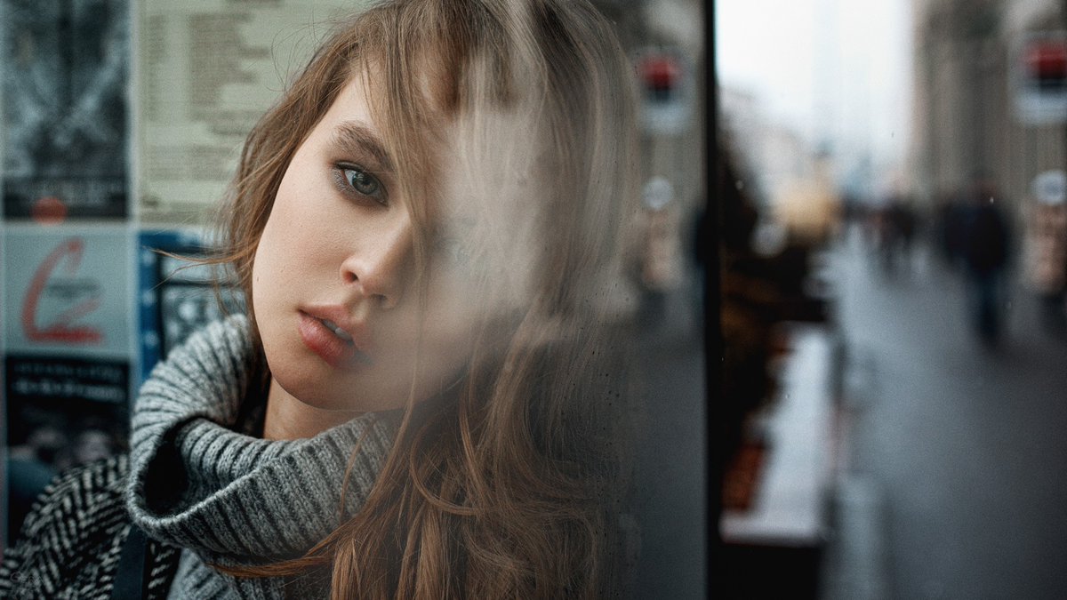 She looked through the glass and saw herself 👧👧