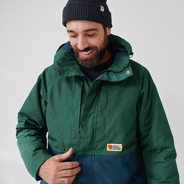 3NITY_JAPAN's tweet photo. 【Vardag Lite Padded Jacket M】
タウンユースからアウトドアまで活躍する耐久性に優れたウインタージャケット。フードと大容量チェストポケットとハンドポケットを装備したクラシックなデザインです。また、丈夫なG-1000 Eco素材に中綿をパディングしており、冬の冷たい風から守ってくれます。 https://t.co/WOe8c5NUt0