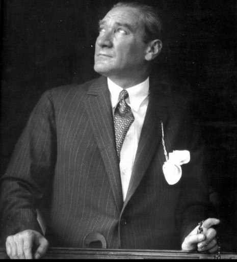 Açtığın yolda 
Gösterdiğin hedefe 
Durmadan yürüyeceğime 
And içerim.