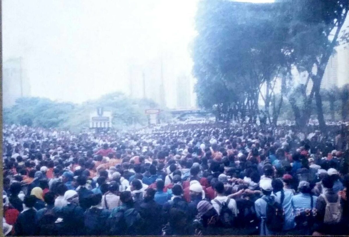 27th jelang Tragedi Semanggi I - 13 November 1998:
Kata2 Wawan semasa hidupnya: "Perjuangan blm slesai sdh banyak yg mninggalkan perjuangan krn mreka tdk tahan lapar&amp;haus".

Cabut gelar PahlawanNasional u/Soeharto!
<a href="/dipanggilwawan/">#SayaWawan | BR Norma Irmawan</a> krbn Semanggi I-13 Nov. 1998