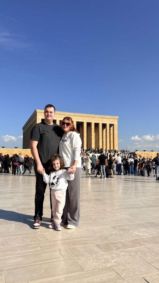 Seni anlattım yavruma…

Beni de götürür müsün annecim dedi bana,
Gururla tabiki de dedim evladıma
Ama sakın ATATÜRKÜMÜZÜ göremiyorum diye üzülme çünkü o bizi görüyor ÇOCUKLARIM GELMİŞ diyor dedim. 

SONSUZ SEVGİ, ÖZLEM VE MİNNETLE,

İLELEBET VAR OLACAKSIN 🇹🇷

#10Kasım #Atatürk