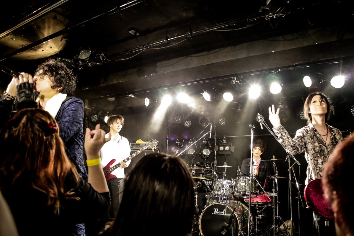 mockingbird340x's tweet image. A&apos;KANDER（as D&apos;ERLANGER）
📸@aikiryu 
💄@cherry_rose05 
🎸RE-155C 瀧川一郎（CIPHER）モデル

#DERLANGER
#瀧川一郎
#ラメフェス
#鱧祭