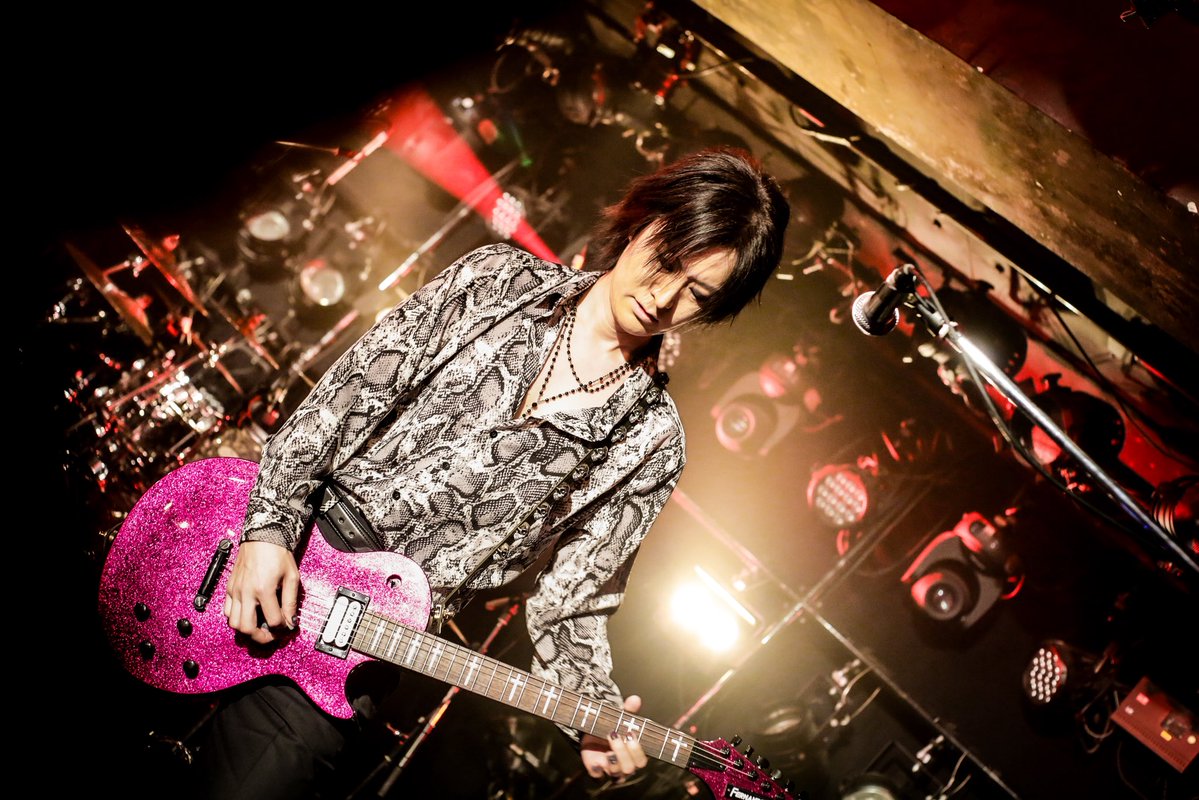 mockingbird340x's tweet image. A&apos;KANDER（as D&apos;ERLANGER）
📸@aikiryu 
💄@cherry_rose05 
🎸RE-155C 瀧川一郎（CIPHER）モデル

#DERLANGER
#瀧川一郎
#ラメフェス
#鱧祭