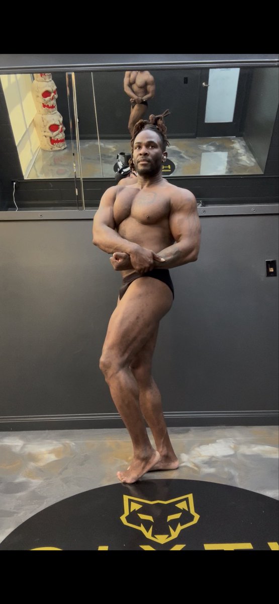 EryqJackson's tweet photo. That’s an impressive physique! The vascularity and muscle definition, especially in the quads and upper body, show serious dedication. Looks like a classic front relaxed pose in a gym setting—great lighting too. Keep grinding! 💪 #Fitness #Bodybuilding https://t.co/Gp6Ne9gCb9