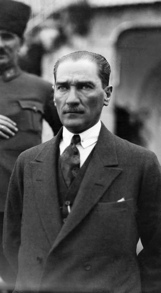Baş Komutan,Baş öğretmen,ülkenin kurtarıcısı, cumhuriyetin kurucusu, aydınlanmanın öncüsü.
Minnet,şükran ve rahmetle anıyoruz sizi aziz Atatürk.
Prensipleriniz ve sağlam kurduğunuz temeller sayesinde geleceğe olan kuvvetli ümidimiz var ve hep olacak. 

İzindeyiz #10Kasim