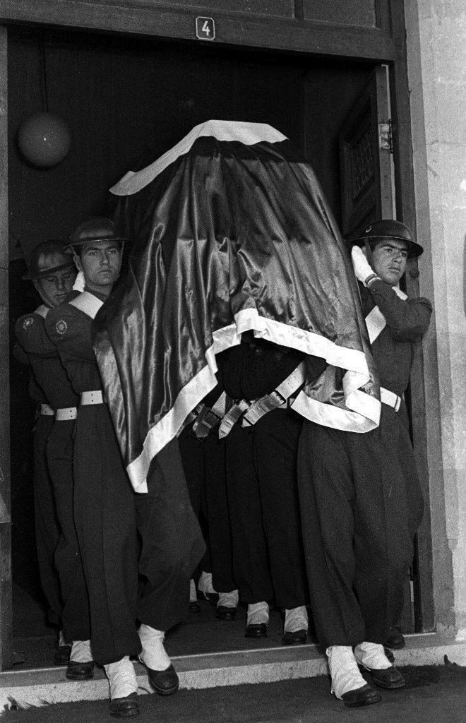 Saygı olsun bu çelik atlıların gök tuğuna,
Tuğu kaldırmış olan orduların başbuğuna..