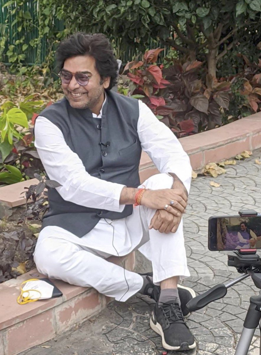 AnumaVidisha's tweet photo. मुझे अक्सर लगा है कि आशुतोष जी के अद्भुत अभिनय की गहराई, उनकी गहन साहित्यिक समझ से आती है. 

बहुआयामी व्यक्तित्व में विलक्षण अभिनेता होने के साथ ही, एक उम्दा लेखक और कवि का बड़े नैसर्गिक रूप से मेल है. 

दिली चाहत है कि आपका यह वर्ष सृजन और स्नेह से भरा रहे. 

आशुतोष राणा जी को जन्मदिन की हार्दिक शुभकामनाएँ और बधाईयाँ !