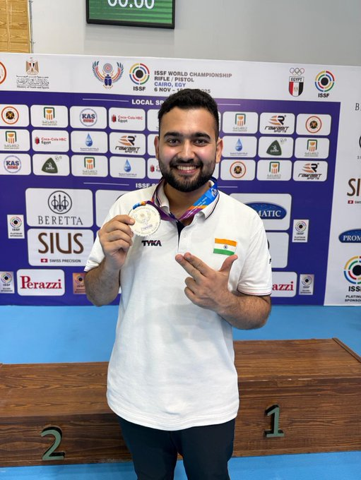 भारत के #अनीश_भानवाला ने मिस्र के काहिरा में चल रही आईएसएसएफ विश्व चैंपियनशिप में पुरुषों की 25 मीटर रैपिड फायर पिस्टल स्पर्धा में रजत पदक जीतकर इतिहास रचा है। 

👩‍🎤अनीश ओलंपिक स्पर्धा में विश्व चैंपियनशिप पदक जीतने वाले पहले भारतीय व्यक्तिगत पिस्टल निशानेबाज बन गए हैं।