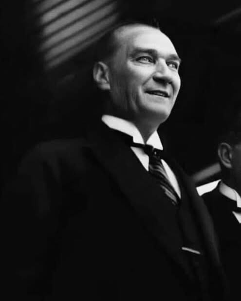 Yeliz_Plt's tweet photo. @Sol_Yumrukk Hiçbir ölüm bu kadar ölümsüz olmadı…
10 Kasım 193♾️ ölümsüzlüğünün yıldönümünde sevi, saygı, minnet ve özlemle anıyoruz. https://t.co/q6OlcsYmB4