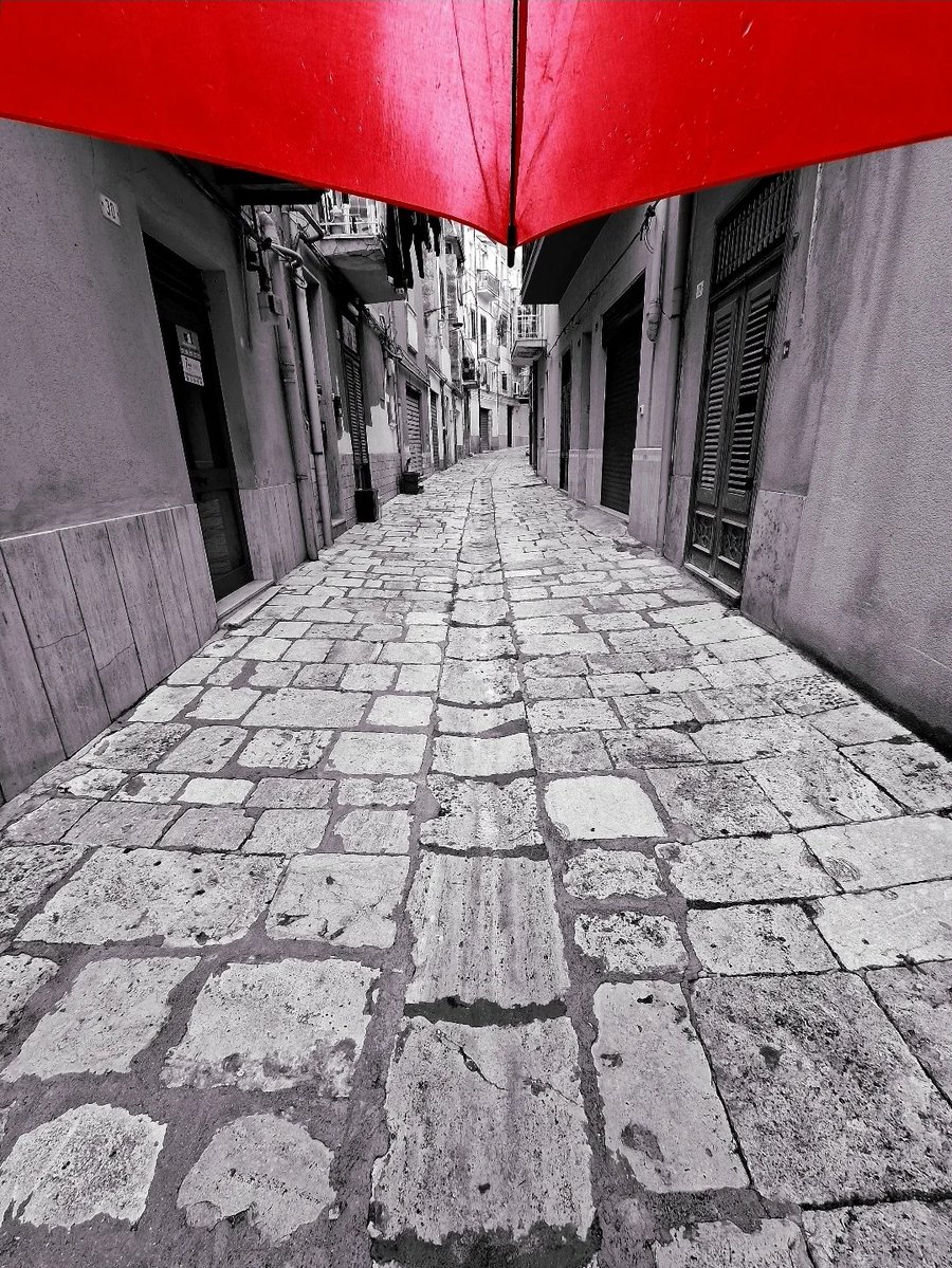 Il virtuale non inventa dal nulla è la continuità della realtà
È una forma diversa di presenza intangibile, ma non per questo meno autentica.
#DelRestoio credo che la verità non abbia bisogno di un corpo per farsi sentire.

#buongiorno 

📸Marcello Ingrassia