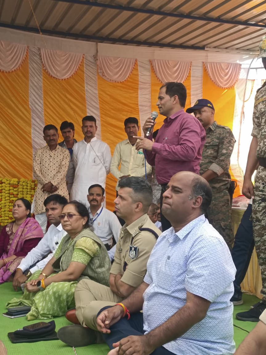 HealthRajgarh's tweet photo. धनवास कलां एवं भियापुरा में हुआ विशेष जन जागरूकता कार्यक्रम 
चौपालों में गूंजा बाल विवाह मुक्त राजगढ़ का नारा - डॉ. शोभा पटेल 
राजगढ़, 05 नवम्बर, 2025. https://t.co/ZwNzdW6604