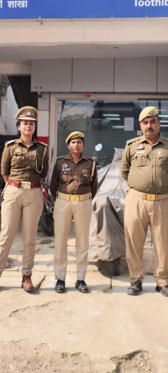 maharajganjpol's tweet photo. #SPMRJ के निर्देशन में,
थाना ठूठीबारी पुलिस ने अपराध/अपराधियों पर नियंत्रण के दृष्टिगत ATM/बैंकों के आस-पास संदिग्धों की चेकिंग तथा बैंकों में लगे सुरक्षा व्यवस्था सम्बन्धित उपकरणों को चेक कर बैंक सुरक्षा ड्यूटी पर लगे सुरक्षाकर्मियों को आवश्यक दिशा-निर्देश दिए।
#UPPolice https://t.co/UivWFZXwZI