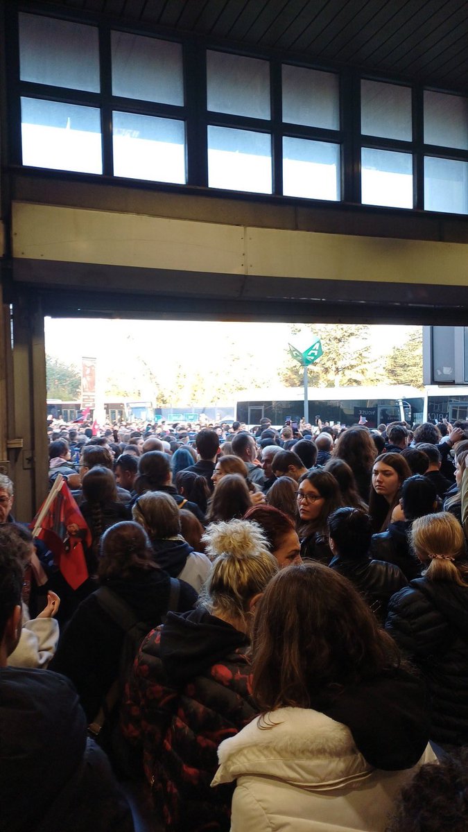 Anıtkabir’e çıkan metroda adeta mahşeri bir kalabalık yaşanıyor..