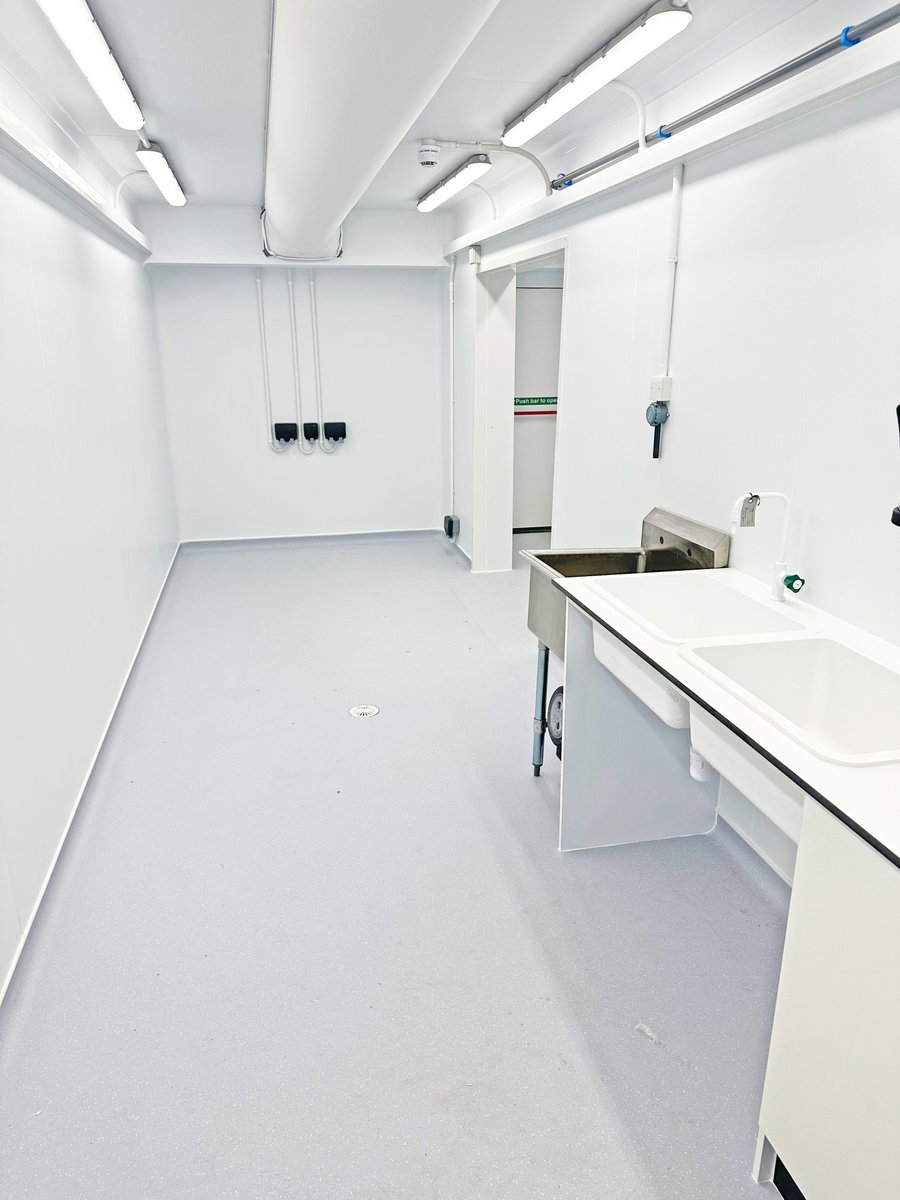 GuardtechClean's tweet image. A quite extraordinary achievement from everyone at the Guardtech Group – but particularly our amazing Cleancube team...

💚 A Cleancube Multi 11 CNC biotech lab 
💚 To support a GMO programme to combat malaria
💚 Installed in East African – IN. THE. DESERT!!!