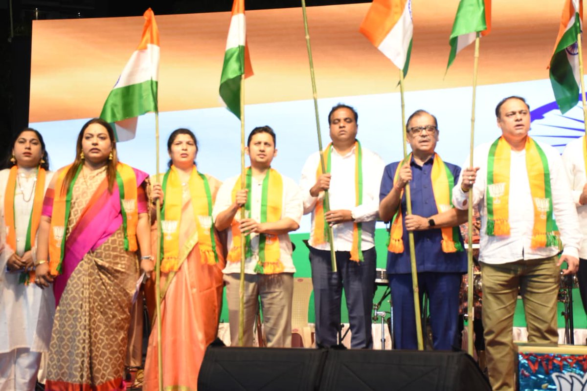 भारतीय जनता पार्टी उत्तर मध्य मुंबई महिला मोर्चाच्या वतीने आयोजित ‘बहीण लाडकी, भाऊबीज देवाभाऊंची’ या कार्यक्रमात सहभागी झालो. 

या कार्यक्रमात लाडक्या भगिनींशी मनमोकळा संवाद साधला. भारतीय संस्कृतीतील भाऊ-बहिणींच्या अतूट नात्याचे प्रतीक असलेल्या या कार्यक्रमामध्ये महिला