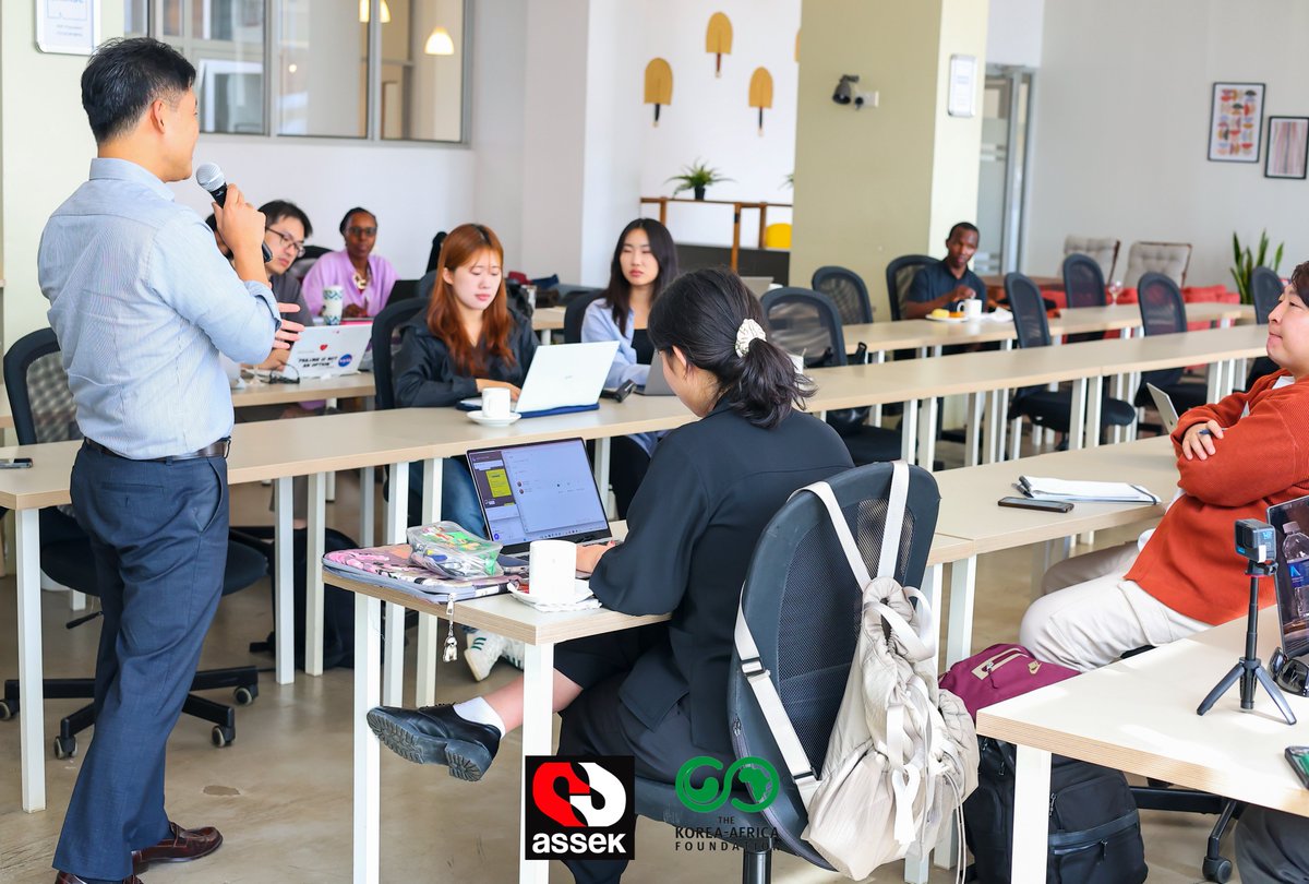 ASSEKnews's tweet photo. Korea Meets Kenya!

A landmark collaboration driving innovation without borders.
@ASSEK_KE, @KAF_official &amp; KSIF unite to empower startups through mentorship, investment &amp; cross-border partnerships. 

#KoreaMeetsKenya #InnovationWithoutBorders #Startups #ASSEK #KAF #KSIF https://t.co/HY8BNCUxPb