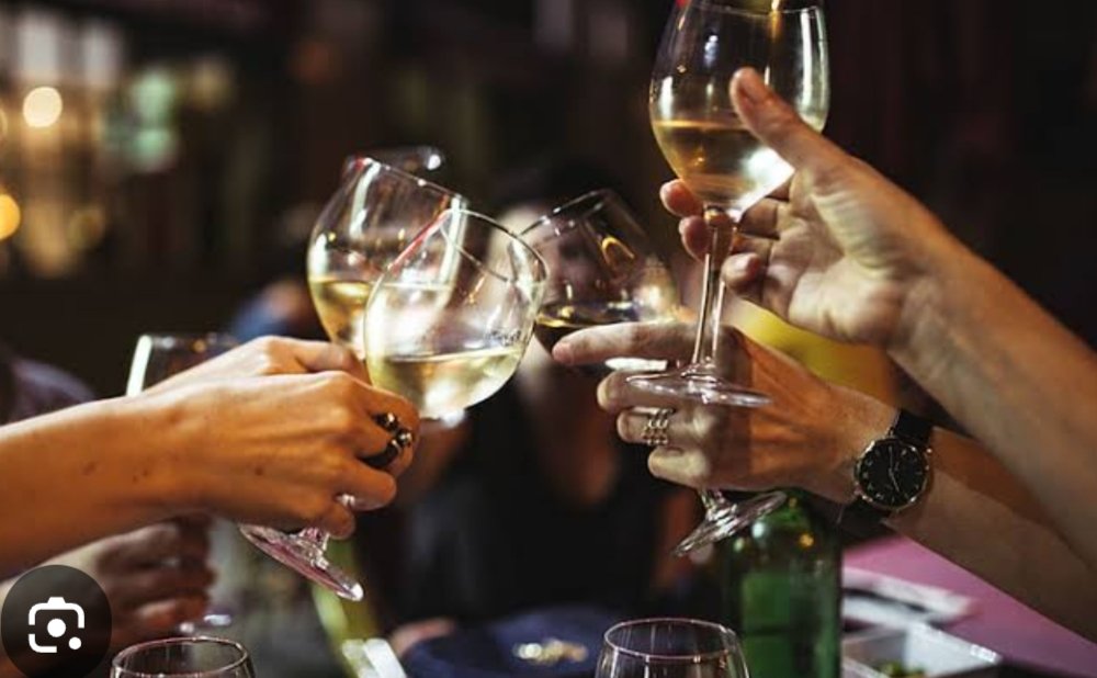 तुमने तो खुद कहानी को रंगीन कर दिया
पानी ने कब कहा कि शरबत करो मुझे।