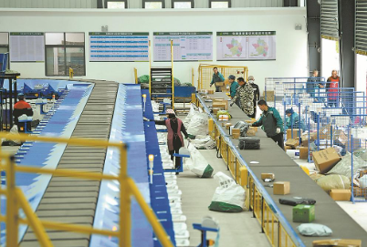 XICC2024's tweet image. On November 4th, at the shared #distribution center in #Baokang County, staff members sort express #packages on the production line.
