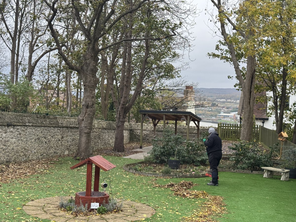 MartinTolhurst1's tweet image. 🍂 Florence, Louise, Khalid &amp;amp; Sam volunteered their time last week at the Baby Memorial Garden 🍂

Amazing work from our #TeamTolhurst supporting Making Miracles, our charity of the year 💙

#MakingMiracles #VolunteeringDay #GivingBack #Gardening
