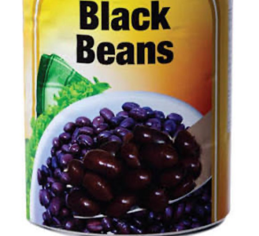 mushawah1's tweet image. الفاصوليا السوداء مفيدة لمرضى السكري لغناها بالألياف والبروتين، ومؤشرها الجلايسيمي المنخفض، مما يساعد على تنظيم مستويات السكر في الدم وتحسين حساسية الأنسولين. تشير الدراسات إلى أن إضافة الفاصوليا السوداء إلى الوجبات يمكن أن يمنع ارتفاع سكر الدم، بل ويخفض الكوليسترول "الضار"…