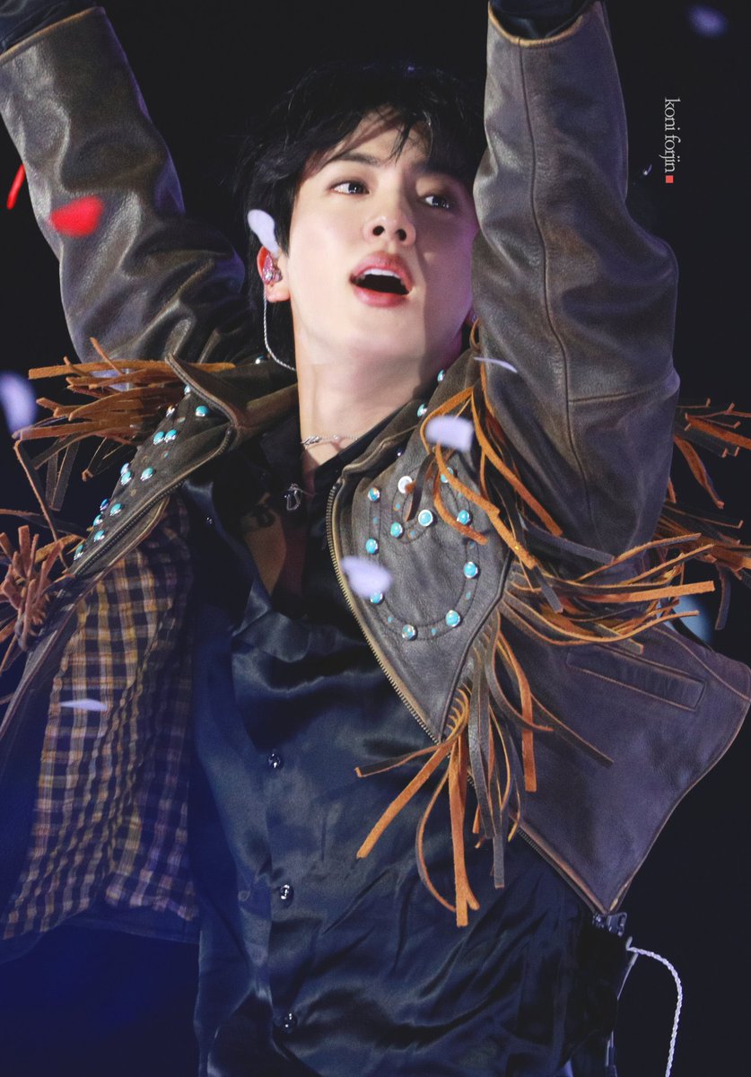 Flor_JIN1204's tweet photo. 뛸 때마다 천년돌이 된다고

I’m voting #Jin for the #2025MAMAVOTE https://t.co/2Kz8OxfQeI