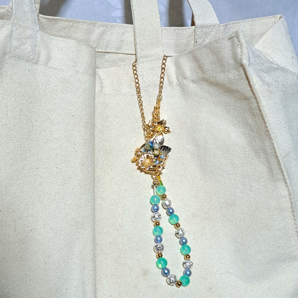 #ハンドメイド
#ネックレス
#ポニーフック
ネックレスは裏にバッチの金具が付いていて、ポニーフックはチャームになります。