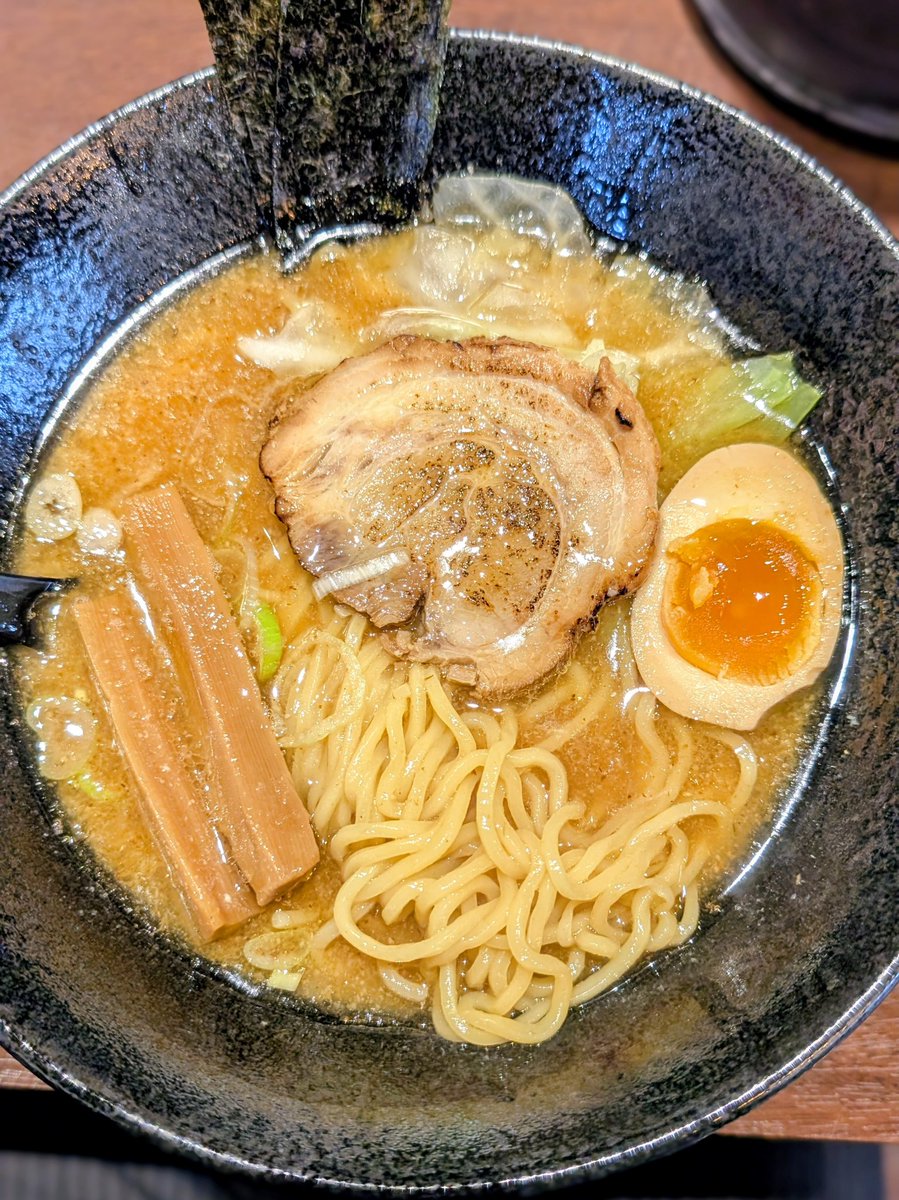 dannyknock5891's tweet photo. 【#ラーメン巡りシリーズ】
『#麺喰屋Senmi』で、 #醤油らー麺 を食べました!!🤩
見た目、醤油っぽくないけど、甘みのある #醤油ラーメン なんです!😋
美味かったなぁ☺️
#Senmi #武蔵新田駅 #ラーメン #中華そば #ラーメン好きと繋がりたい https://t.co/61kG1j1aPI