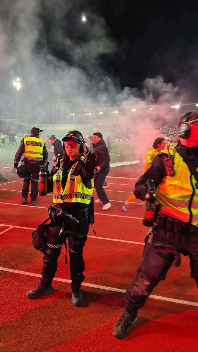 Når du kjører pepperspray mot supportere som feirer et opprykk, da har du misforstått ditt samfunnsoppdrag. <a href="/politietoslo/">Oslo politidistrikt</a>