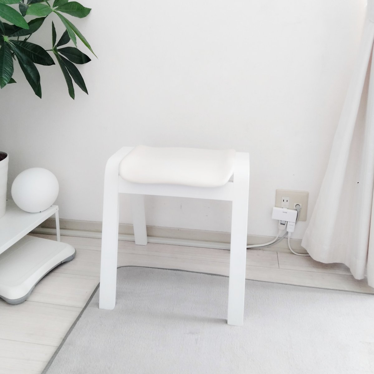 moca_simple's tweet image. 丸見えのコンセントを、何とか隠したくて…

とりあえず、「100均のフォトフレーム」を立てかけてみた✧˖°

アート的な「何か」を飾ろうと思ったけど・・・

ぱっと見た感じ、「このままでも、いいのではないか…？」と思ったりしている(*´-`)ꕤ

#ミニマリスト
#PHOTOFRAME