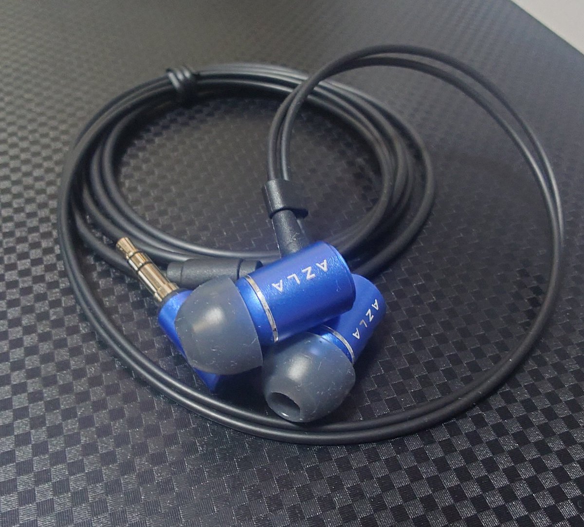 TKZK TK01
AZLA TRINITY
きた。

TK01は緑色だから買ったけど1000円なら良い弱ドンシャリイヤホン。リケーブルは前提だけどw

trinityは評判いいけどほぼイヤピ目当てw
でもサイズ合うイヤピつければボーカルがしっかり聴こえて低価格帯では好み。