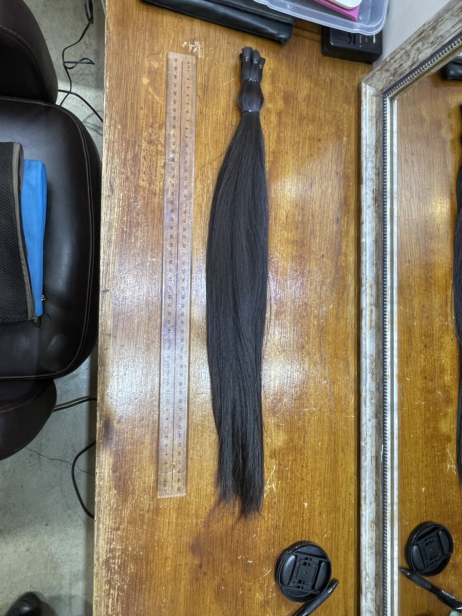 極上黒髪スーパーロングバッサリ。切った髪束