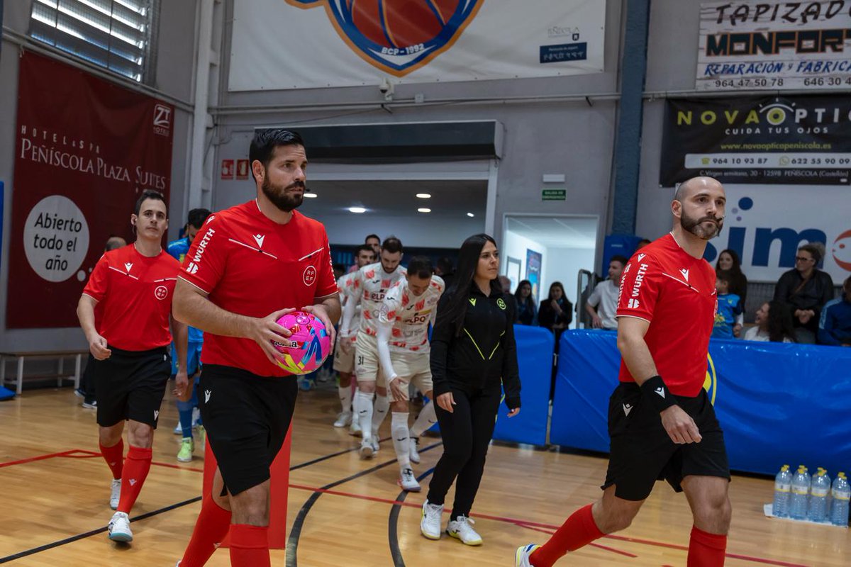 CoGAFS's tweet photo. 🏆 1ª División 

👥 Carlos Panadero / Héctor Mayo
👥 César Llorens / Judith Marín

@peniscolafs 🆚 @ElPozoMurcia_FS

📸 @disports_fotodeporte IG

#futsal #aretofutbola #futsalreferee #referee #arbitro #arbitra #ctafs #rfef #peniscola #quenotelocuenten #cogafs https://t.co/H7KtagQD13