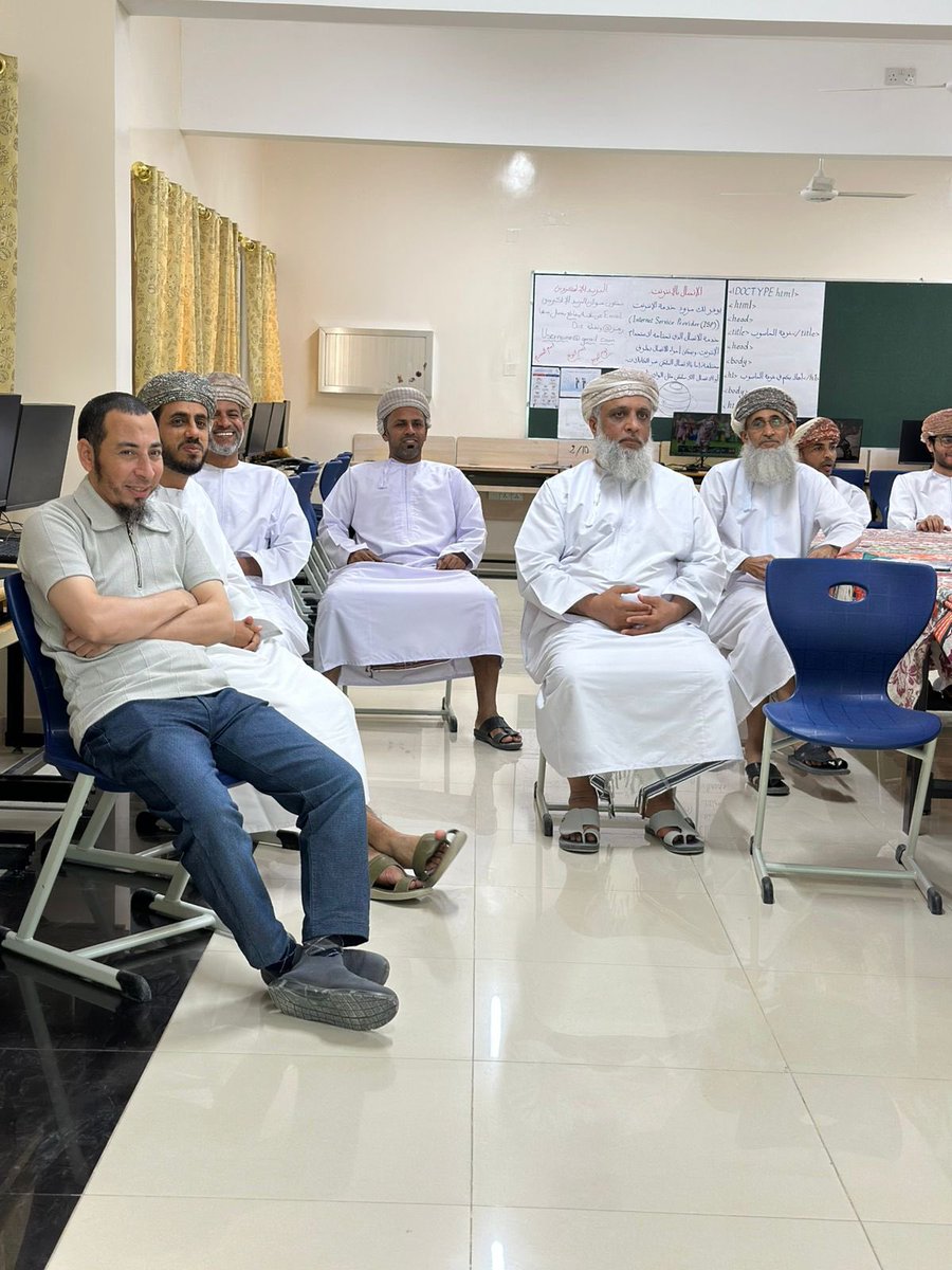 MSB_school's tweet photo. المعلم سامي البطاشي يقدّم مشغلًا تدريبيًا مميزًا لزملائه حول خطوات إعداد الواجبات والأنشطة عبر منصة "نور" التعليمية، متناولًا طريقة إنشاء المهمة، رفع المرفقات، تحديد الفصول وربطها بالتحضير الدراسي. تميز اللقاء بتفاعل إيجابي ساهم في تعزيز مهارات المعلمين في التعليم الرقمي. https://t.co/3i2TRutiXT
