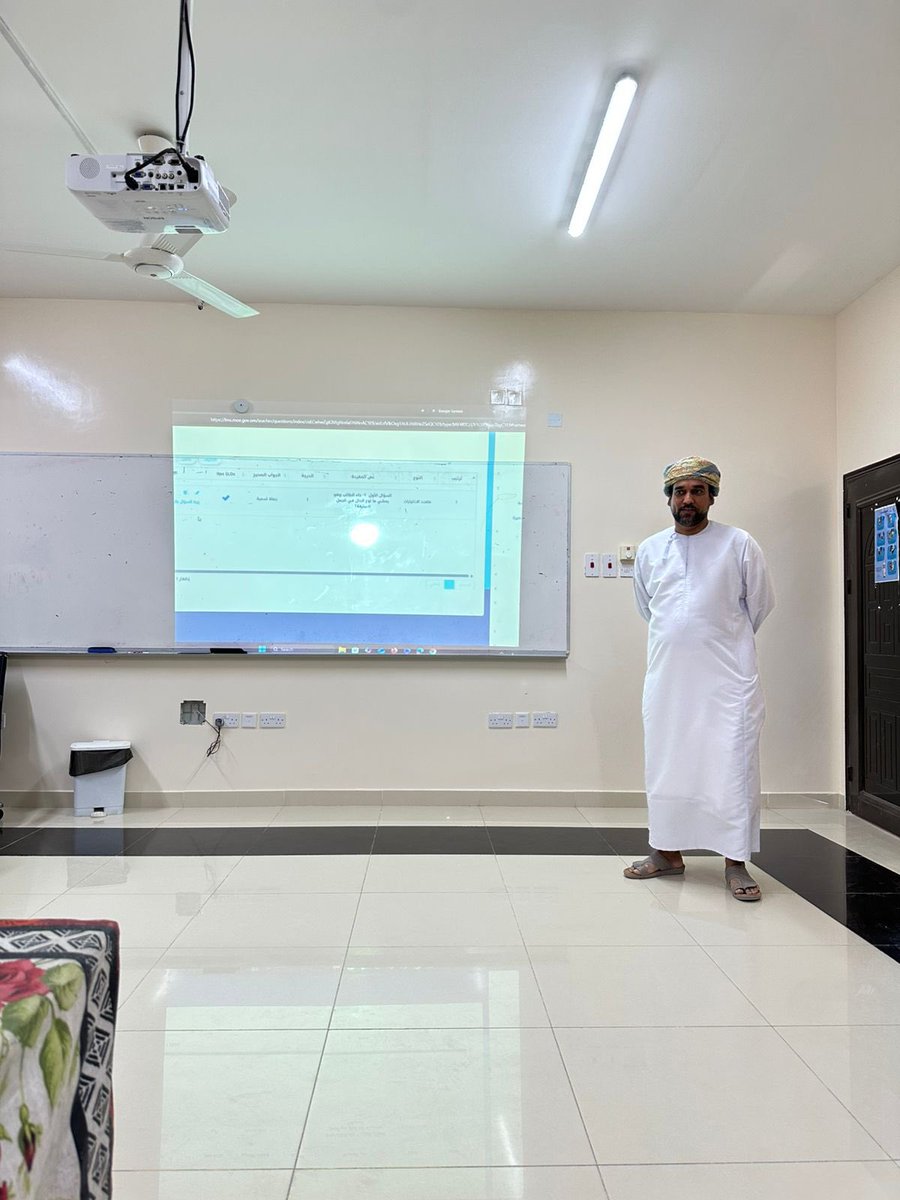 MSB_school's tweet photo. المعلم سامي البطاشي يقدّم مشغلًا تدريبيًا مميزًا لزملائه حول خطوات إعداد الواجبات والأنشطة عبر منصة "نور" التعليمية، متناولًا طريقة إنشاء المهمة، رفع المرفقات، تحديد الفصول وربطها بالتحضير الدراسي. تميز اللقاء بتفاعل إيجابي ساهم في تعزيز مهارات المعلمين في التعليم الرقمي. https://t.co/3i2TRutiXT