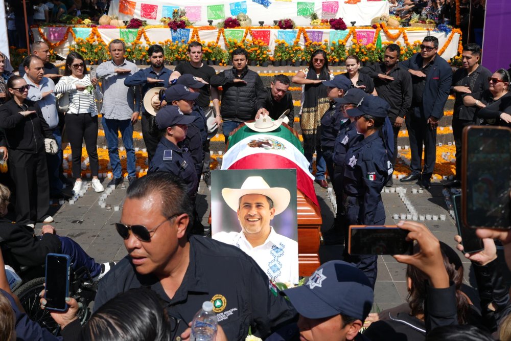 NewDelhiTimes's tweet image. Organized crime believed involved in killing of popular Mexican mayor by teenage gunman
#Mexican #gunman #teenage 
newdelhitimes.com/organized-crim…