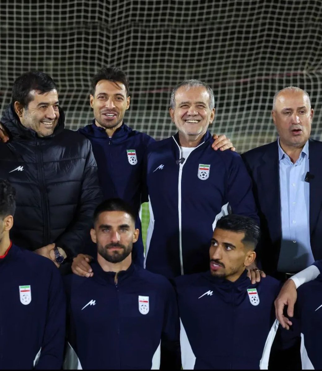 zendegidar_iran's tweet image. انگار رئیس جمهور سوئیسه!
مملکت نه آب داره نه برق نه گاز 
هوا آلوده
تورم سقف رو ردکرده 
اقتصاد داغون
حال مردم خراب 
رفته تیم ملی ،لبخند ژکوند تحویل میده
#مملکته