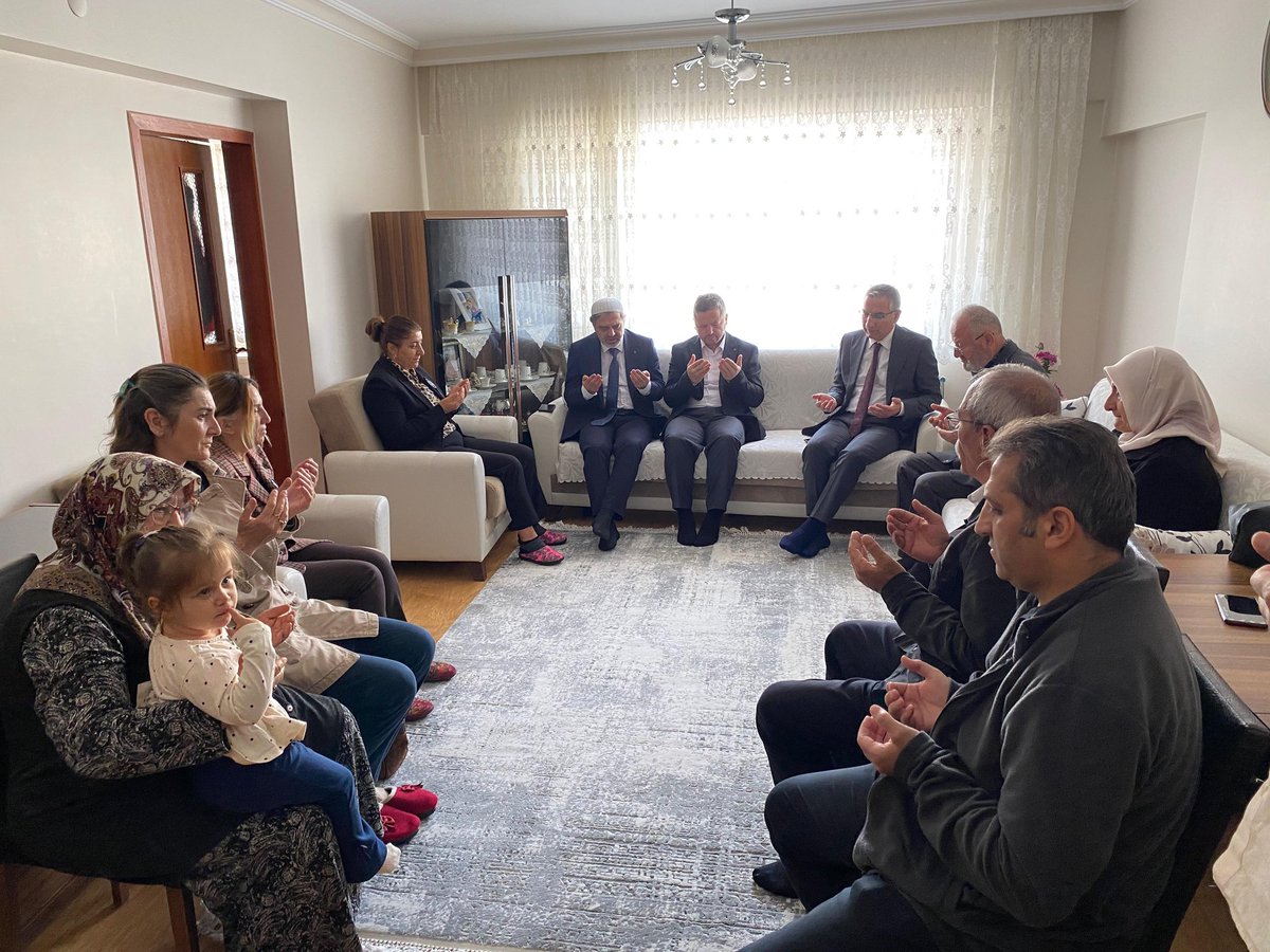 Kaymakamımız Üzeyir Aziz Özeren ve kurum müdürlerimiz, Yunus Emre Mahalle Muhtarımız İsmail Aşan'a babasının vefatı nedeniyle taziye ziyaretinde bulunarak başsağlığı dileklerini ilettiler.