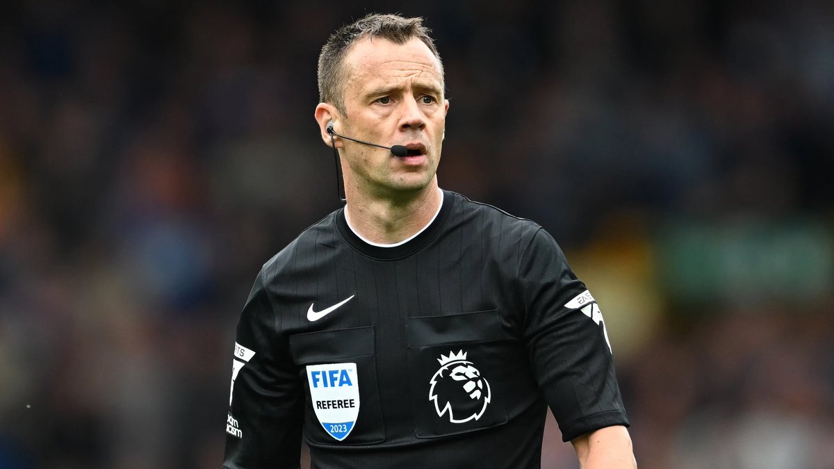 thehouseelf's tweet image. Yesterday #Atwell may well have plumbed new depths
no #gameunderstanding 
his #management lacks structure 
no #judgement of material fouling (those that matter) 
The game needs to be refereed with #knowledge &amp;amp; #empathy &amp;amp; #strength 
#Atwell has none
#HowardWebb is it time? #BRENEW