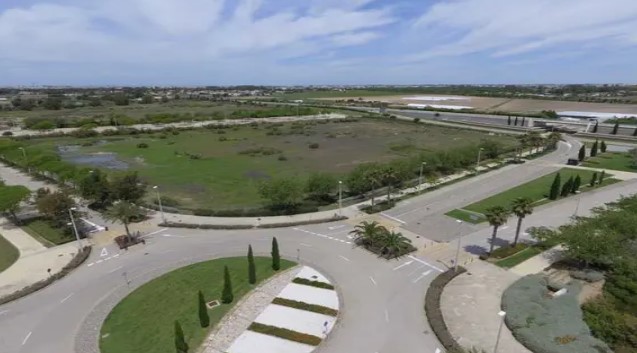 La <a href="/AndaluciaJunta/">Junta de Andalucía</a> adjudica 85 inmuebles en Andalucía para impulsar la economía y la construcción de viviendas. <a href="/FomentoAND/">Consejería de Fomento de la Junta de Andalucía</a> ha resuelto dos convocatorias públicas con la venta de 36 parcelas para 171 viviendas, 21 suelos industriales y uno terciario teleprensa.com/articulo/malag…