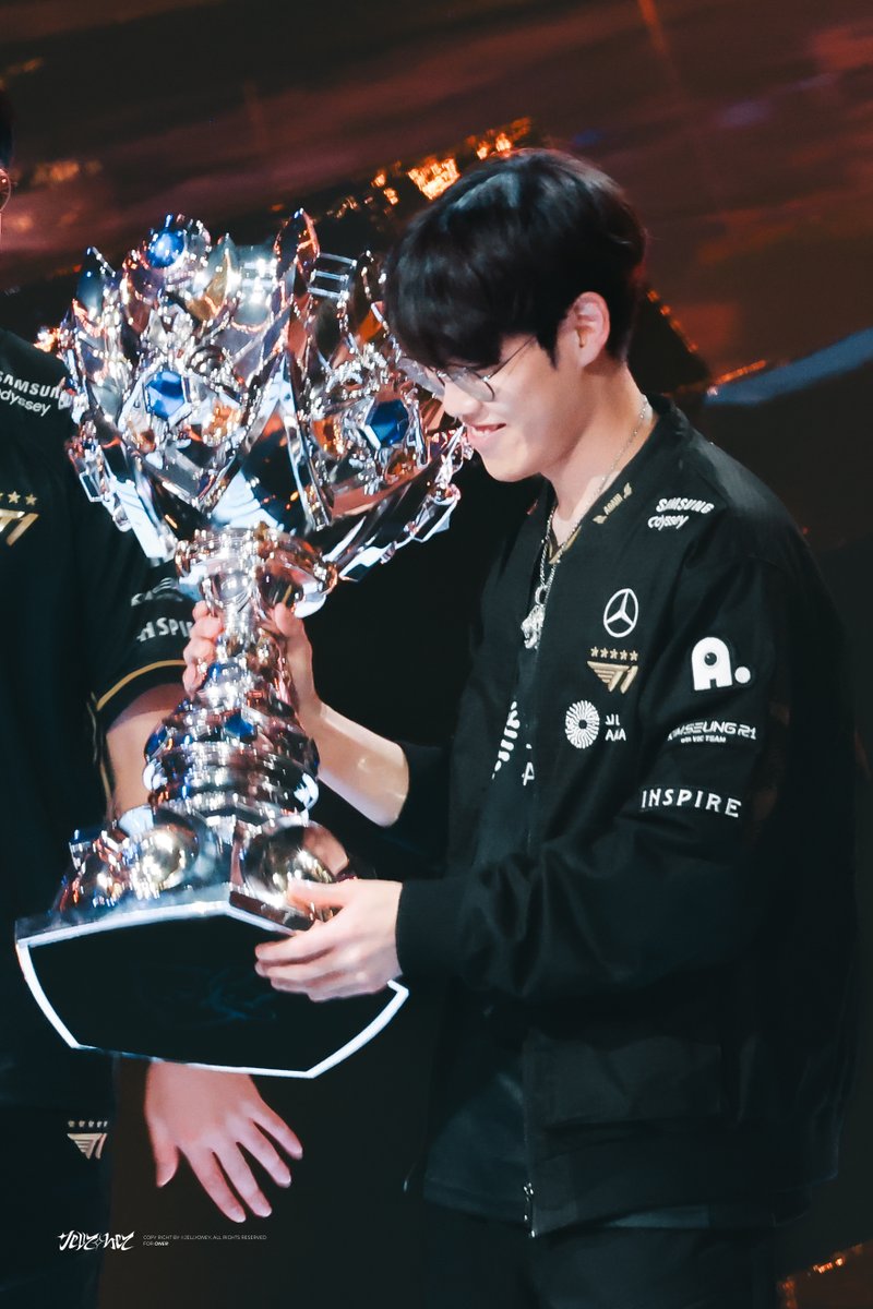 jellyoney's tweet photo. 251109 #Worlds2025 
🐯🏆

#ONER #오너 #문현준 https://t.co/2o8kgSbyLd