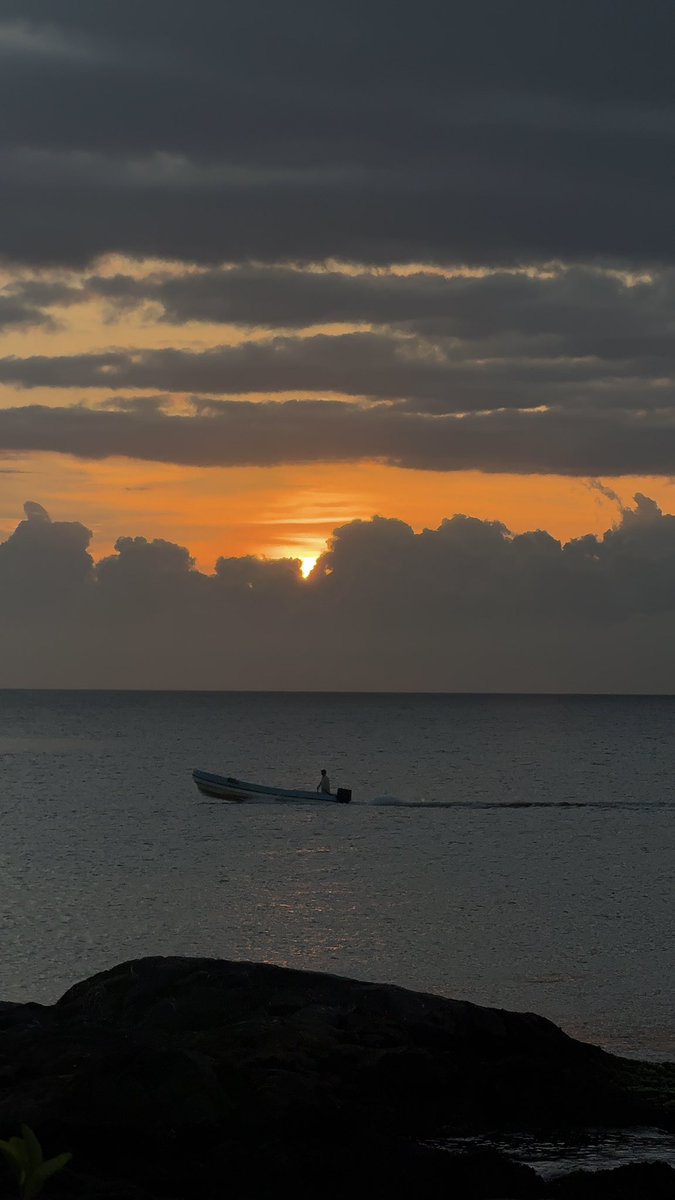 te0y_m's tweet image. المحروم فعلًا اللي ما شهدت عينه غروب مرباط 🧡