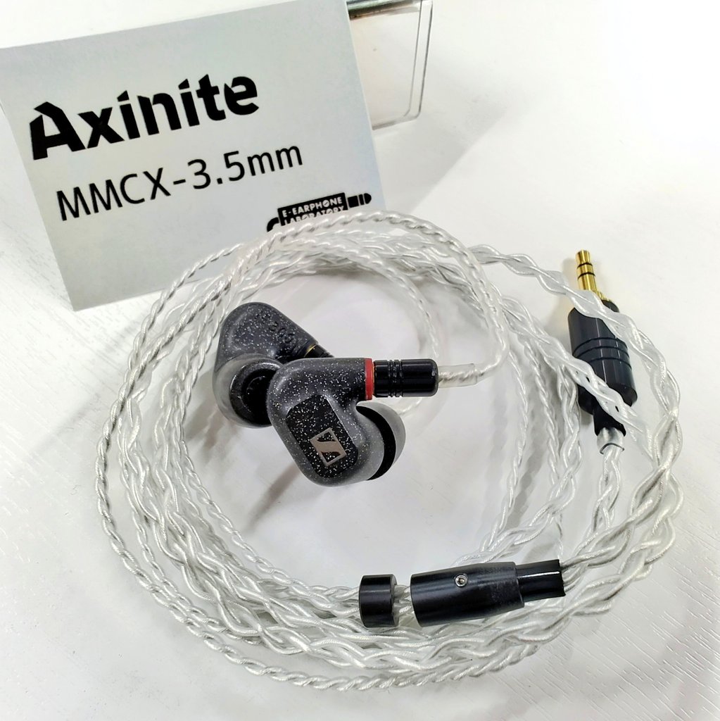 ＼イヤホンケーブル、黒もいいけど……／

導体に鋼を採用した耐久性抜群のケーブル
『Axinite(アキシナイト)』🧙‍♂️🪄

音も見た目も相性バッチリ◎なイヤホンと合わせてみました👀

🧊 #qdc FRONTIER
× Axinite CIEM2Pin-4.4mm

♟️#SENNHEISER IE300
× Axinite MMCX-3.5mm