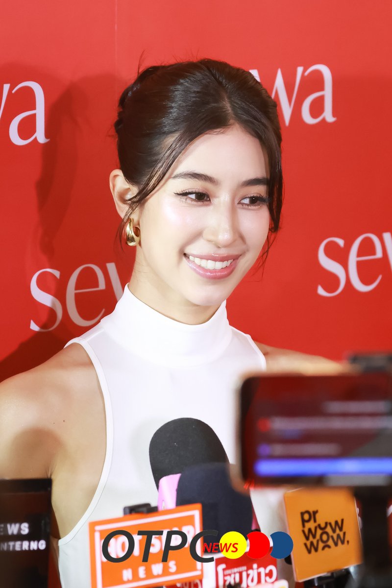 otpc_story's tweet photo. "มิ้นต์ ชาลิดา" ช่วงสัมภาษณ์สื่อ ในงาน Sewa GlowReborn เปิดตัว New Product น้ำตบเซวา

#mintchalida #มิ้นต์ชาลิดา
#sewaglowreborn 
#sayว่าsewa #น้ำตบsewa
#sewathailand https://t.co/odCklSwacJ