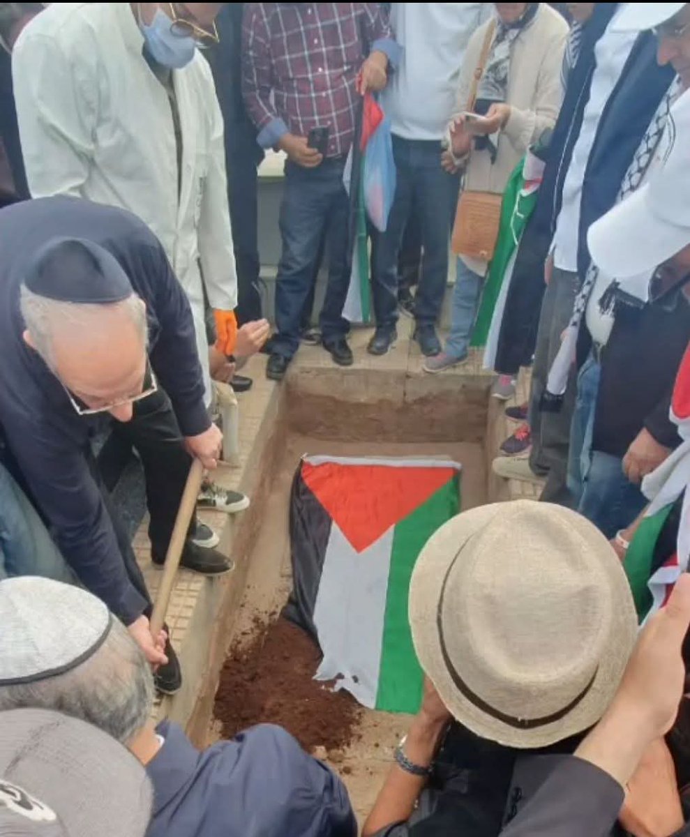 #الصورة تتحدث عن المغرب الشريف الذي تتوحد فيه كل الفئات رفضا للاختراق والتطبيع مع كيان الإجرام...

"سيون أسيدون"، اليهودي المغربي عاش مناضلا من أجل فلسطين، ودفن جثمانه مع علم فلسطين