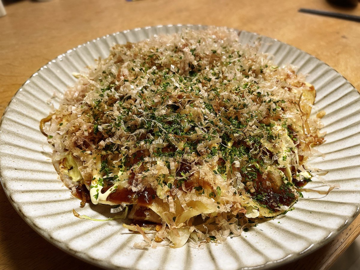 晩ごはんはお好み焼き‼️
鰹節をかけすぎましたw
気持ち的には広島風
あくまでも気持ち的に…😆
本場のが食べたい❤️