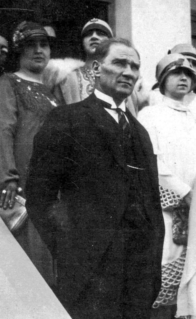 Bu emanet ettiğin memleket bizim elimizdedir merak etme Atam, sana kin besleyenler utansın...🤍