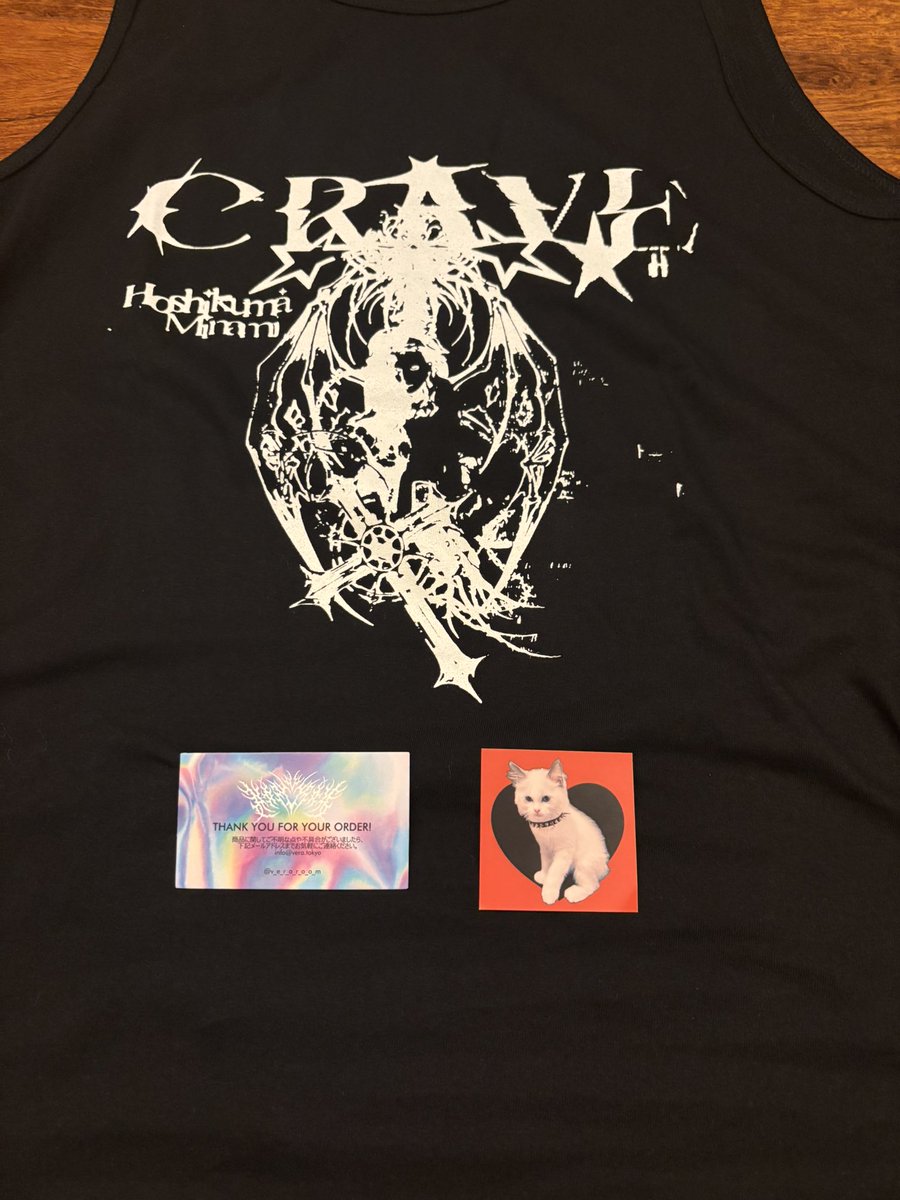 4perf's tweet image. 星熊さんタンクトップきた！
肌触りも最高！
服だけ出して袋すぐ捨てそうになったけどもしかして…思って中見たら素敵なカードとかわいいステッカー入ってました
あぶないあぶない…
肌寒くなってきたけどまだまだインナーで活躍してくれそうです！