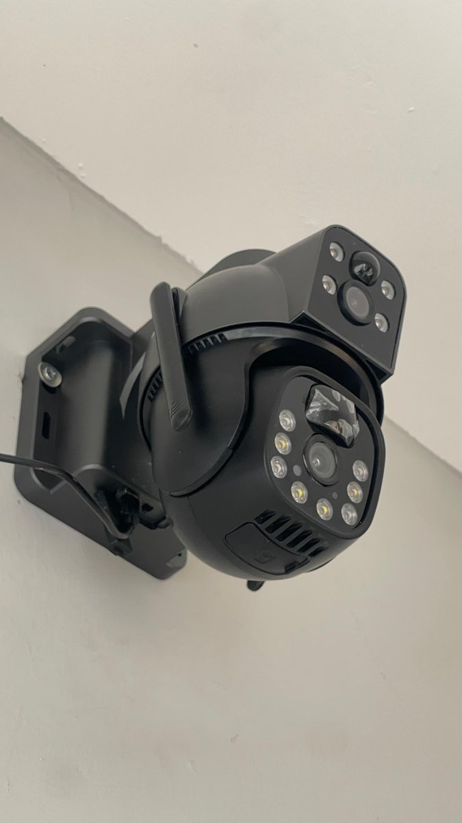 EasyPowerHub's tweet image. PTZ CAMERA INSTALLATION by @TeamEasypowerhub @AREA1 
Stay secure, rain, or shine! With  Our solar-powered CCTV camera
08085053131